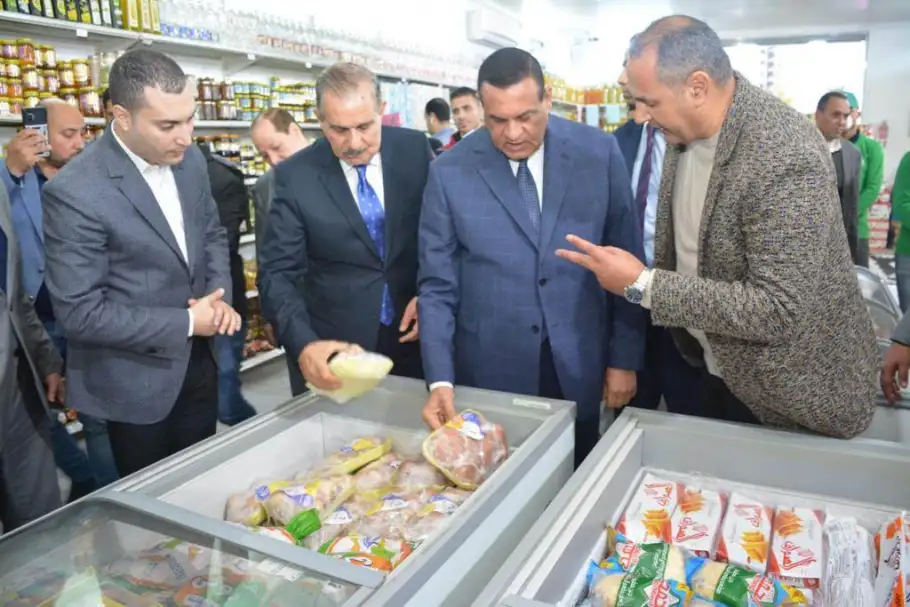 وزير التنمية المحلية ومحافظ كفر الشيخ يفتتحان هايبر ماركت للمواد الغذائية