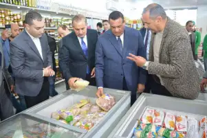 وزير التنمية المحلية ومحافظ كفر الشيخ يفتتحان هايبر ماركت للمواد الغذائية