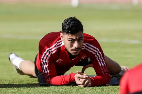 الأهلي مهدد بفقدان أكرم توفيق في 50 مباراة