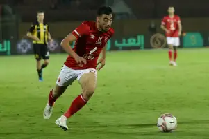 إعلامي يكشف 4 صفقات يفاوضها الأهلي لتعويض أكرم توفيق