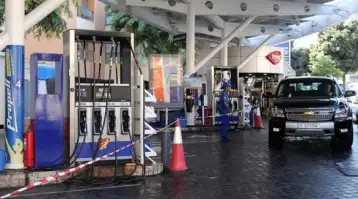 أغلب محطات الوقود بلبنان تغلق أبوابها وطوابير طويلة أمام المضخات المفتوحة بموسم الأعياد