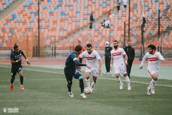 لاعبو الزمالك يحتفلون بالفوز على الإسماعيلي مع الجماهير