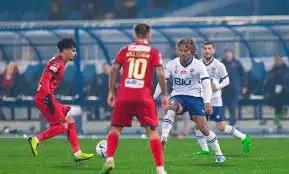 الهلال يسقط في فخ التعادل أمام ضمك بالدوري السعودي