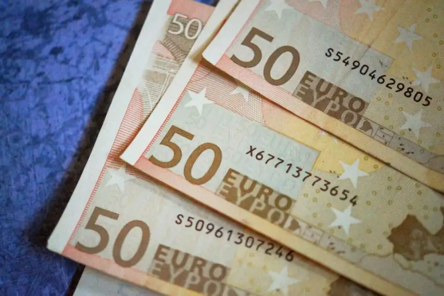 سعر اليورو اليوم الإثنين 2-1-2023 مقابل الجنيه في بداية التعاملات بالبنوك المصرية
