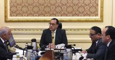 رئيس الوزراء يتابع مع محافظ الجيزة الموقف التنفيذي لعدد من المشروعات