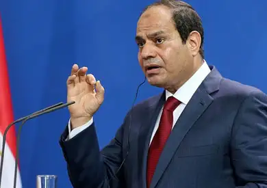 الرئيس السيسي يداعب مستفيدا من مبادرة ابدأ: الوزن الزيادة مينفعش