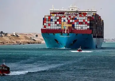 بدء تعويم السفينة جلوري بمساعدة قاطرات هيئة قناة السويس