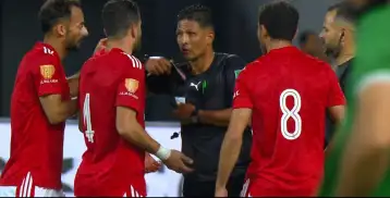 بعد غياب متولي عن القمة .. حارس الأهلي يهاجم حكم مباراة المصري