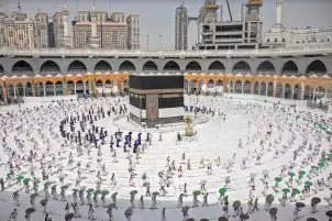 شركات سياحية توقف حجز رحلات العمرة مؤقتا لحين استقرار سعر الصرف