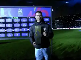رونالدو يتوج بجائزة أفضل لاعب في مباراة نجوم الهلال والنصر أمام باريس