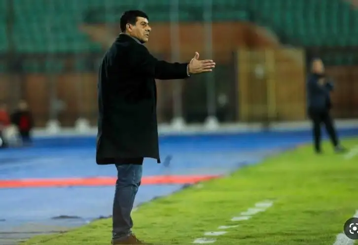 العشري يطالب لاعبي سموحة بغلق صفحة مباراة سيراميكا بالدوري