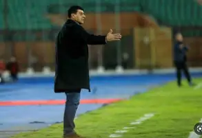 العشري يطالب لاعبي سموحة بغلق صفحة مباراة سيراميكا بالدوري