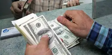 عضو شعبة المستوردين: الدولار لن يساوي شيئا إذا استمرت إجراءات البنك المركزي