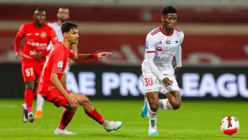 التعادل يحسم قمة الشارقة وشباب الأهلي في الدوري الإماراتي