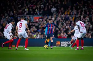 برشلونة يهزم إشبيلية بثلاثية ويبتعد بصدارة الدوري الإسباني