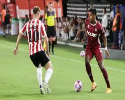 لانوس يتصدر الدوري الأرجنتيني بالفوز على لابلاتا