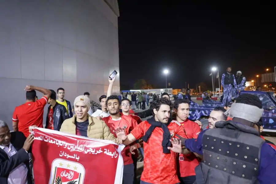 جماهير الأهلي تستقبل البعثة فى مطار الخرطوم