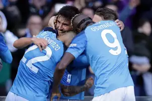 نابولي يفوز على ساسولو ويعزز صدارته للدوري الإيطالي