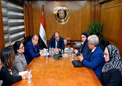 وزير التجارة يبحث مع شركات فرص ومقومات الاستثمار في مصر فى مجال إنتاج زيت النخيل