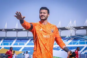 محمد الشناوي يشتبك مع طبيب الهلال السوداني