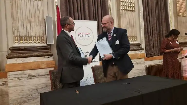 الإسكان توقع مذكرة تفاهم مع رابطة المياه البريطانية للتعاون في مشروعات الشرب والصرف