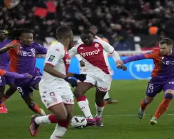 موناكو يسقط بثلاثية أمام نيس ويفرط في وصافة الدوري الفرنسي