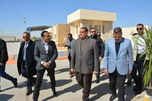 وزير التنمية المحلية يتفقد مصنع تدوير المخلفات بقرية تونا الجبل في المنيا
