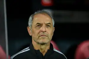 قندوسي يقود تشكيل الأهلي أمام القطن