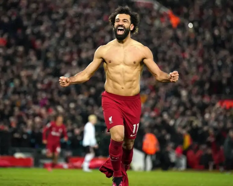 صلاح: يشرفني أن أستمر في صنع التاريخ مع ليفربول