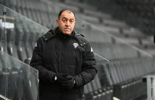 استقالة المغربي بوحزاما من تدريب أنجييه الفرنسي