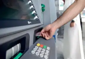 الحكومة تنفي إصدار المركزي قرارا بفرض رسوم على عمليات السحب من ماكينات الصرف الآلي