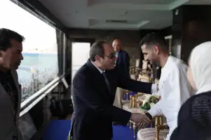 الرئيس السيسي يرحب بـ مؤمن زكريا في المباراة النهائية بكابيتانو مصر