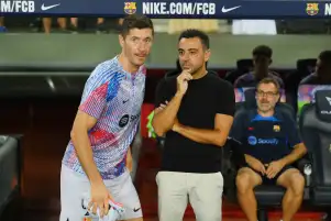 مدرب برشلونة يشبه ليفاندوفسكي بميسي ورونالدينيو