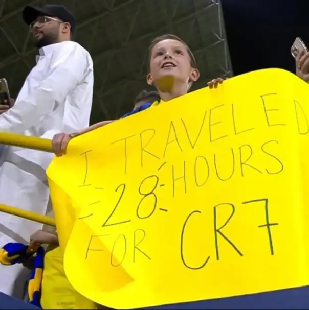 بسبب حبه لـ رونالدو.. طفل يخطف الأنظار في مباراة النصر وأبها