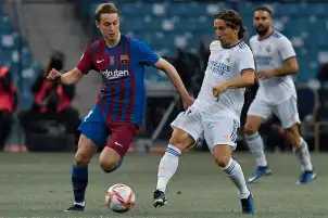 اسم ألبوم روزاليا على قمصان برشلونة في مباراة الكلاسيكو