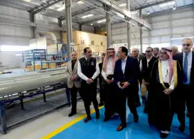 رئيس الوزراء يتفقد مصنع الشركة العربية للتجارة والتصنيع وخدمات النقل
