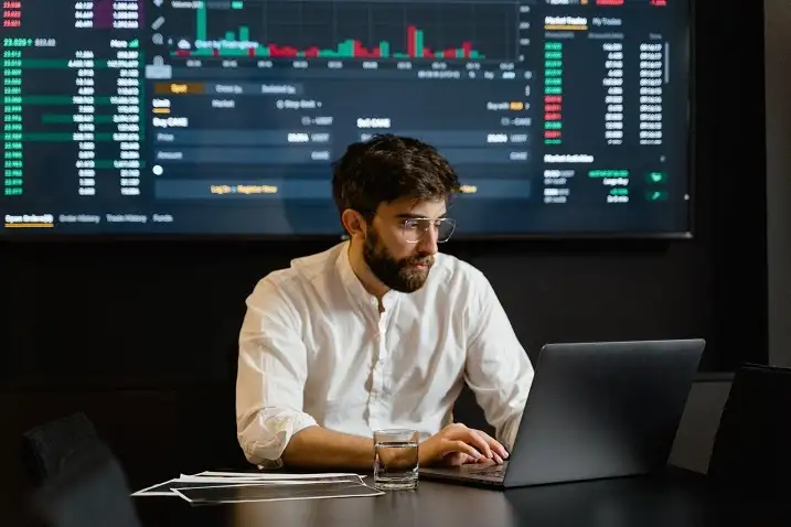 ما الفرق بين الوسيط (البروكر) ومنصة التداول؟