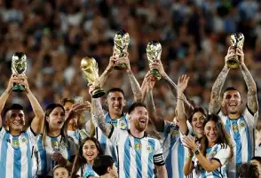 نسخة مقلدة من كأس العالم لكل لاعب في الأرجنتين