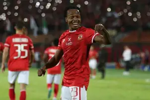 بيرنلي ينافس صن داونز على ضم بيرسي تاو