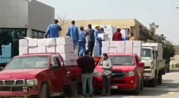 مشاركة في مبادرة "كتف فى كتف" حلوان للأسمدة توزع 3500 كرتونة رمضان و1500 كيلو لحمة بالصف والتبين
