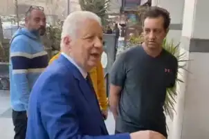 مرتضى منصور يعود إلى منزله بعد خروجه من محبسه