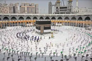 السياحة تحذر الشركات المنظمة للعمرة من مخالفة ضوابط الإقامة بالأراضي المقدسة