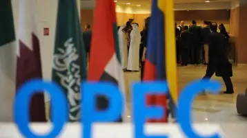 أوبك+ تصدم سوق النفط بخفض الإنتاج 1.6 مليون برميل.. محفز جديد لتضخم أشرس