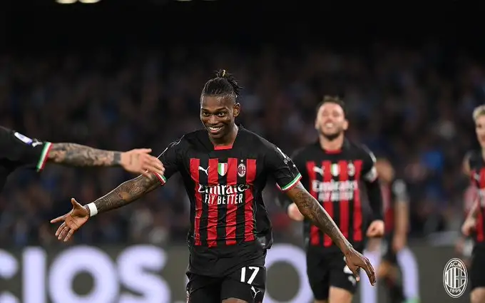 ميلان يقهر نابولي برباعية في قمة الدوري الإيطالي