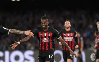 ميلان يقهر نابولي برباعية في قمة الدوري الإيطالي