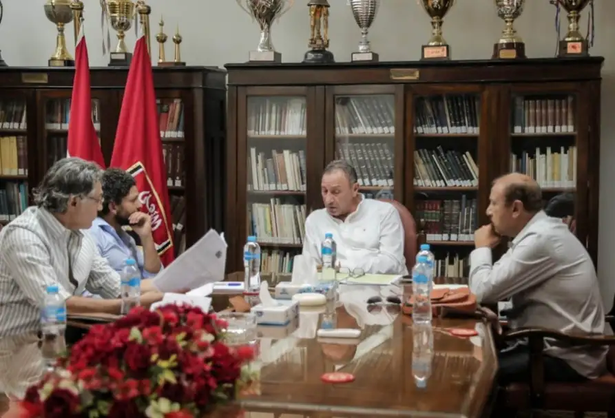 الخطيب يجتمع مع لجنة التخطيط بالأهلي