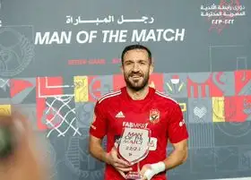 معلول يتوج بجائزة أفضل لاعب في مباراة الأهلي والمحلة