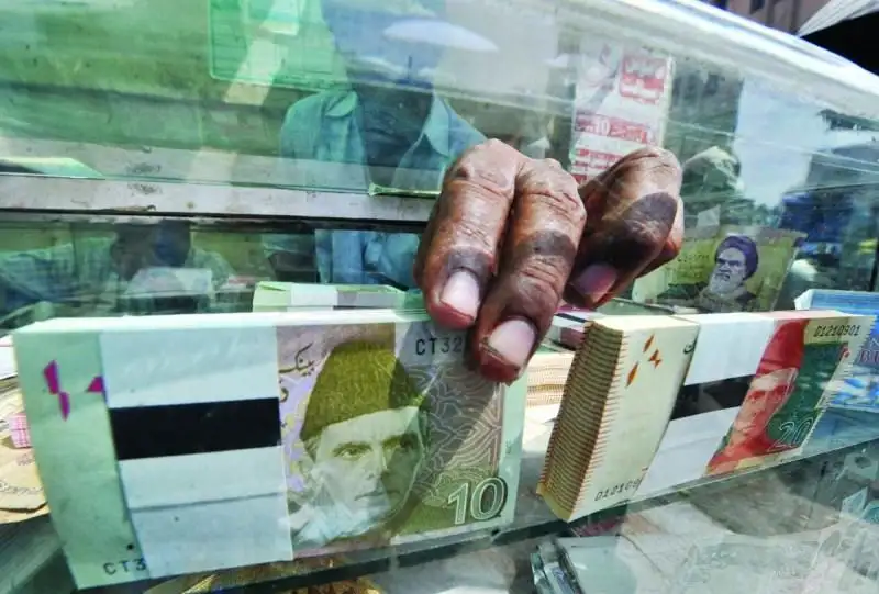 باكستان تطلع صندوق النقد على خطط دعم الوقود قبل إحياء خطة الإنقاذ