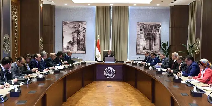 رئيس الوزراء يعقد اجتماعا لبحث سُبل النهوض بالمناطق الاستثمارية والصناعية