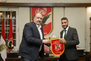 عضو مجلس إدارة الأهلي يكرم رئيس بعثة الرجاء المغربي